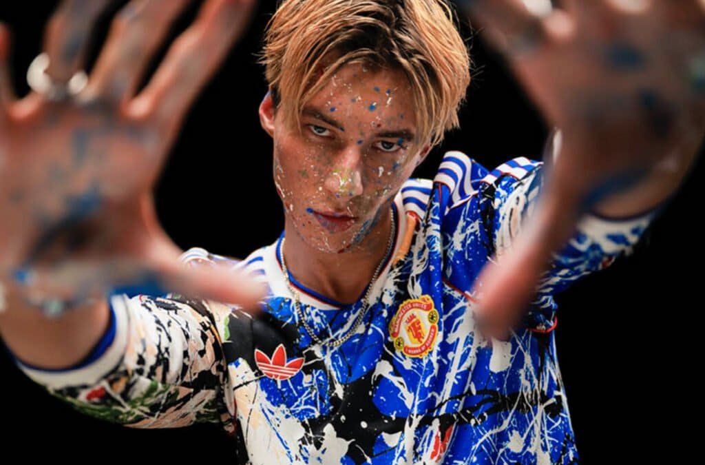 adidas presenta Manchester United x The Stone Roses: fútbol y música se unen en una colección icónica
